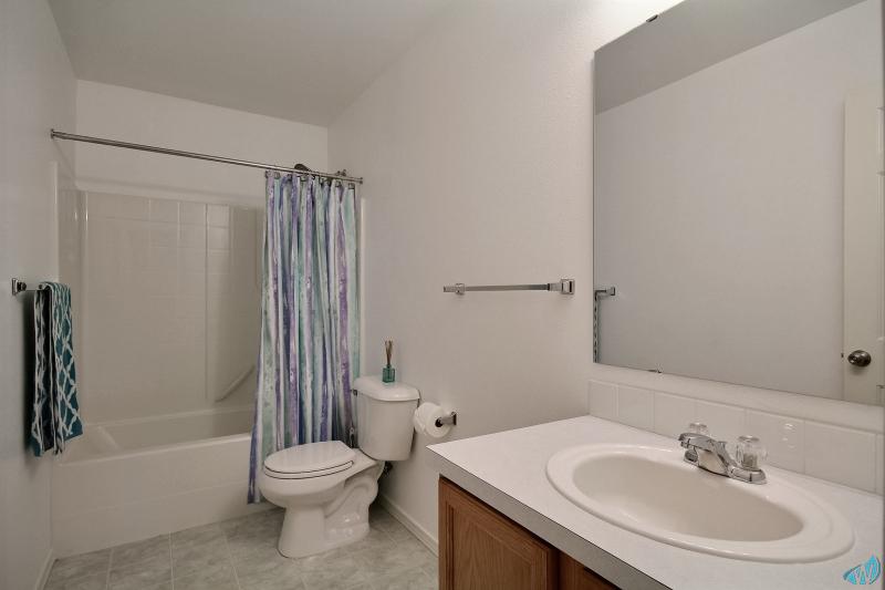 exposio_11_bathroom_1_01_1221_142nd_st_s.jpg